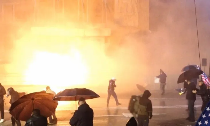 Kryen akte dhune gjatë protestës të opozitës, lirohen nga qelia 18 protestues