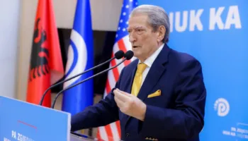 “Kryengritja paqësore nuk ndalet”, Berisha: Më 10 shkurt urdhri ishte ‘arrestoni të rinjtë’, por protestën tjetër…