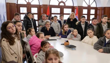 Kryetari Beci me fëmijët e “Maria Ndihmëtare”: Projekti “Dua të Luaj” nis këtë vit në Shkodër