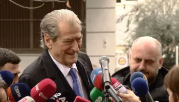 ‘Ku u gjetën lekët për të blerë stilolapsa?’/ Berisha: Pyesin ku e mori naftën Berisha kur bënte foltoren