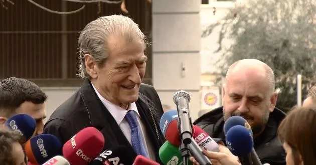 ‘Ku u gjetën lekët për të blerë stilolapsa?’/ Berisha: Pyesin ku e mori naftën Berisha kur bënte foltoren