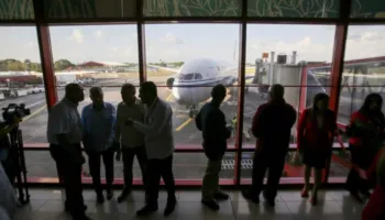 Kuba pezullon furnizimin e avionëve për një muaj, shkak kriza energjitike e shkaktuar nga ndalimi i importeve venezueliane