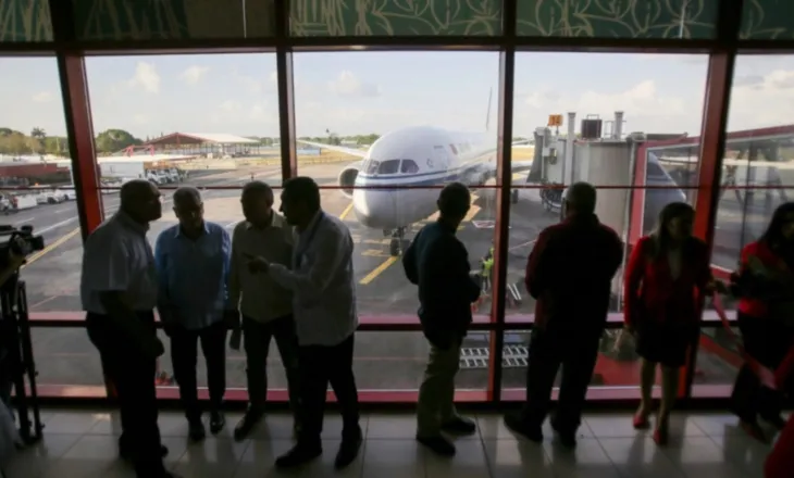 Kuba pezullon furnizimin e avionëve për një muaj, shkak kriza energjitike e shkaktuar nga ndalimi i importeve venezueliane