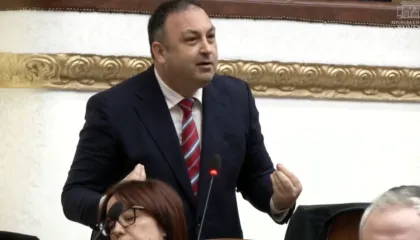 “Kujdes se do keni fatin e atij Hoxhës”, plas e qeshura pas përgjigjes së deputetit të PS ndaj Berishës: Po pse të kam zhgënjyer unë ty?