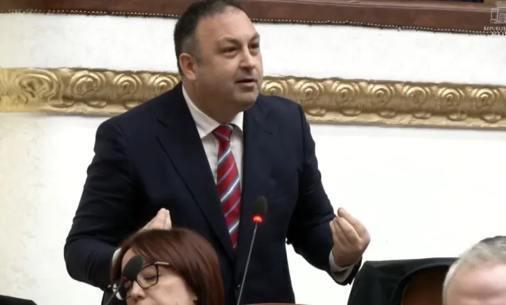“Kujdes se do keni fatin e atij Hoxhës”, plas e qeshura pas përgjigjes së deputetit të PS ndaj Berishës: Po pse të kam zhgënjyer unë ty?