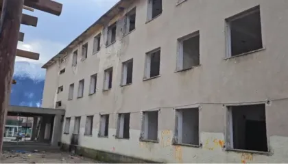 Kukës/ I mituri plagoset pranë kantierit të rikonstruksionit të shkollës, dërgohet në Spitalin e Traumës