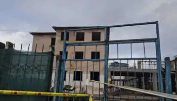 Kukës/ Po luante në oborrin e shkollës, por e zunë poshtë inertet, niset me urgjencë te Trauma i mituri