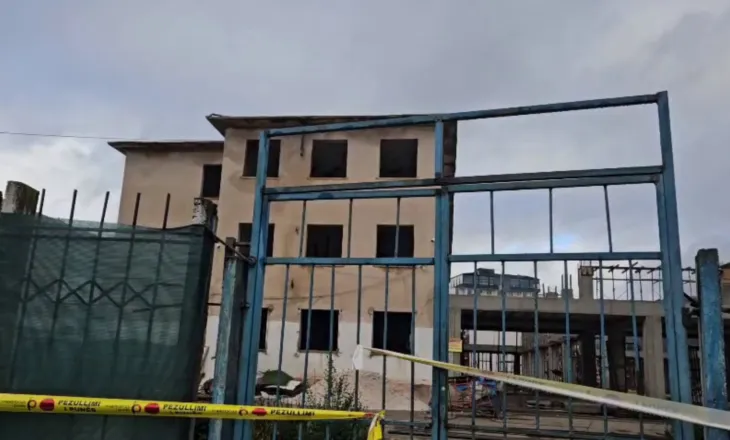 Kukës/ Po luante në oborrin e shkollës, por e zunë poshtë inertet, niset me urgjencë te Trauma i mituri