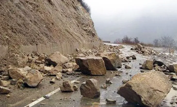 Kukësi përfshihet nga reshjet e shiut dhe dëborës, rënie inertesh dhe gurësh në aksin Dushaj-Lekbibaj
