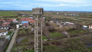 Kullat e ujit drejt shembjes/ 4 nga 6 jashtë funksionit në Fier, struktura të amortizuara rrezik për banorët