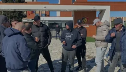 Kundër ndërtimit të resortit në Rrjoll/ Shoqërimi i 6 protestuesve, banorët para policisë: Hiqni dorë nga projekti