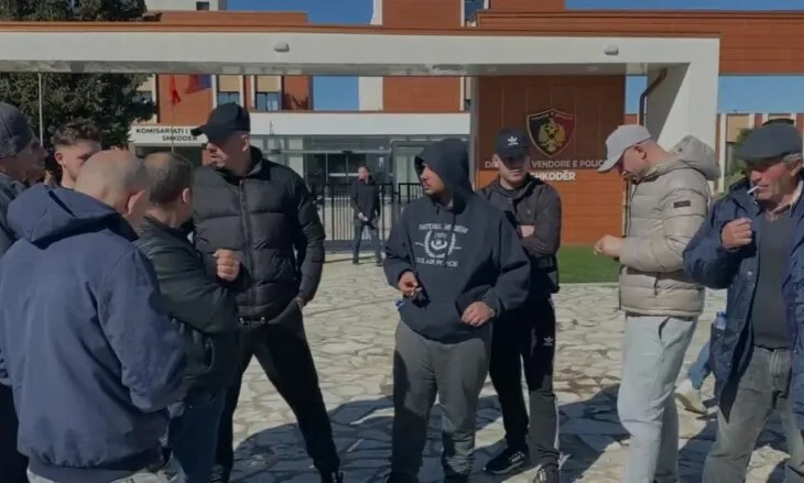 Kundër ndërtimit të resortit në Rrjoll/ Shoqërimi i 6 protestuesve, banorët para policisë: Hiqni dorë nga projekti