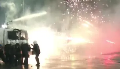 Kundërpërgjigjen protestuesit, hedhin fishekzjarre në drejtim të forcave të rendit