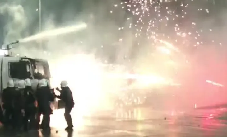 Kundërpërgjigjen protestuesit, hedhin fishekzjarre në drejtim të forcave të rendit