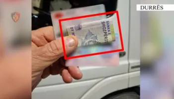 Kundërvajtje, me celular dhe pa siguracion/ Ofroi 2000 lekë për t`i shpëtuar gjobës, arrestohet shoferi në Durrës