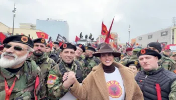 Kuq e zi/ Leonora Jakupi publikon fotografi nga protesta për ish-krerët e UÇK-së