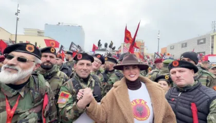 Kuq e zi/ Leonora Jakupi publikon fotografi nga protesta për ish-krerët e UÇK-së