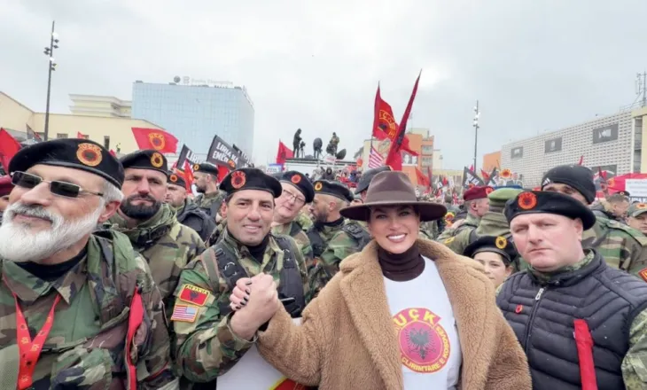 Kuq e zi/ Leonora Jakupi publikon fotografi nga protesta për ish-krerët e UÇK-së