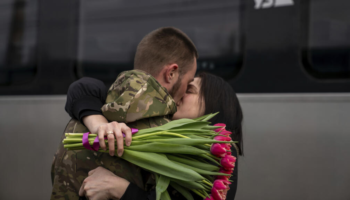 Kur bota shpërbëhet, zemra gjen rrugën! Si dashuria i mbijeton tmerrit të luftës