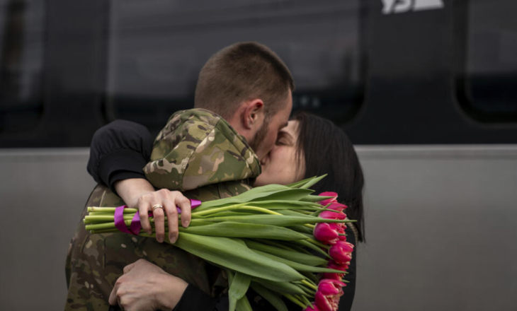 Kur bota shpërbëhet, zemra gjen rrugën! Si dashuria i mbijeton tmerrit të luftës