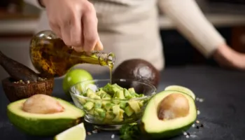 Kur është avokado më e dobishme – për mëngjes, drekë apo darkë?