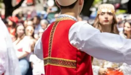 Kur një kapuç bëhet zëri i një kombi, plisi i bardhë drejt UNESCO-s