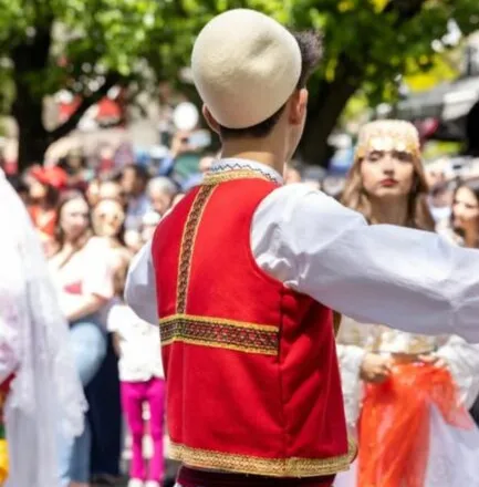 Kur një kapuç bëhet zëri i një kombi, plisi i bardhë drejt UNESCO-s