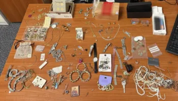 Kushërinjtë shqiptarë “zbrazin” shtëpitë në Kretë, “viktimë” edhe një bashkatdhetare