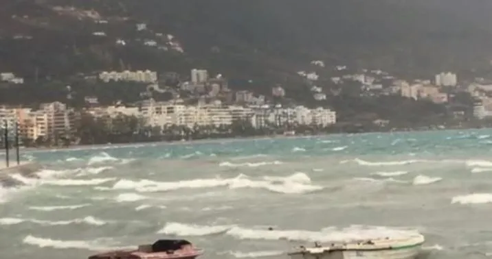 Kushtet e përkeqësuara të motit/ Vlorë, pezullohet lundrimi i tragetit drejt Brindisit