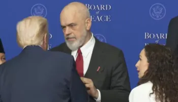 Ky është anormal/ Politika kërkon b*le, Edi Rama heq brekët dhe i tregon