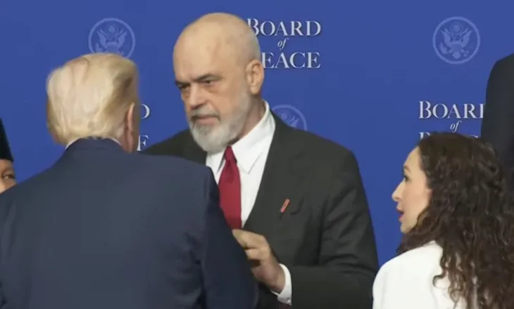 Ky është anormal/ Politika kërkon b*le, Edi Rama heq brekët dhe i tregon