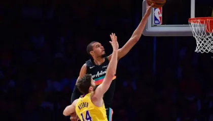 Lakers “turpërohen” edhe nga San Antonio, fitore në shtesë për Indiana, triumfojnë Houston e Phoenix