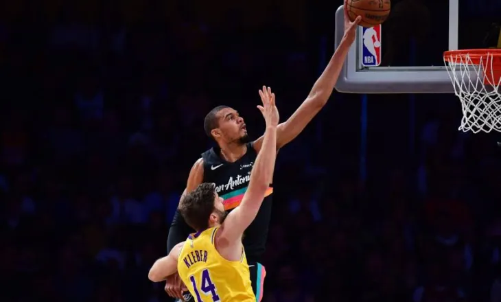 Lakers “turpërohen” edhe nga San Antonio, fitore në shtesë për Indiana, triumfojnë Houston e Phoenix