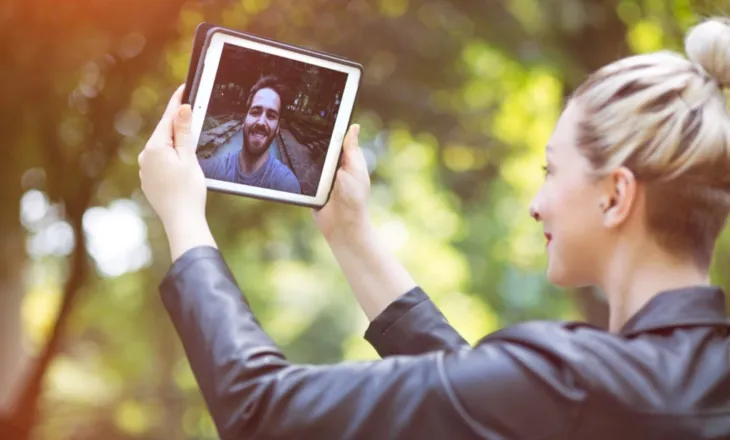 Largohuni nga bota virtuale, takohuni e duajeni njëri-tjetrin “live”