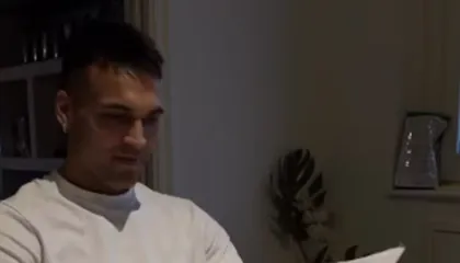 Lautaro i qetë dhe me buzëqeshje, si baba i devotshëm, pret testet mjekësore…