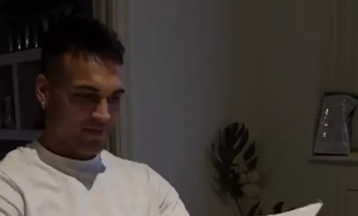 Lautaro i qetë dhe me buzëqeshje, si baba i devotshëm, pret testet mjekësore…