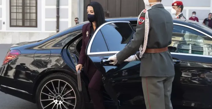 Le Figaro” për Ballukun: Zv.kryeministrja shqiptare pezullohet për korrupsion