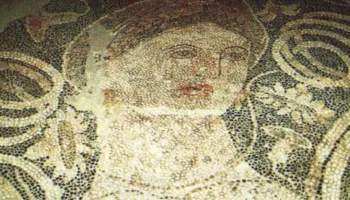 Legjenda e Bukuroshes së Durrësit: Mes mozaikut të lashtë dhe hijeve të natës