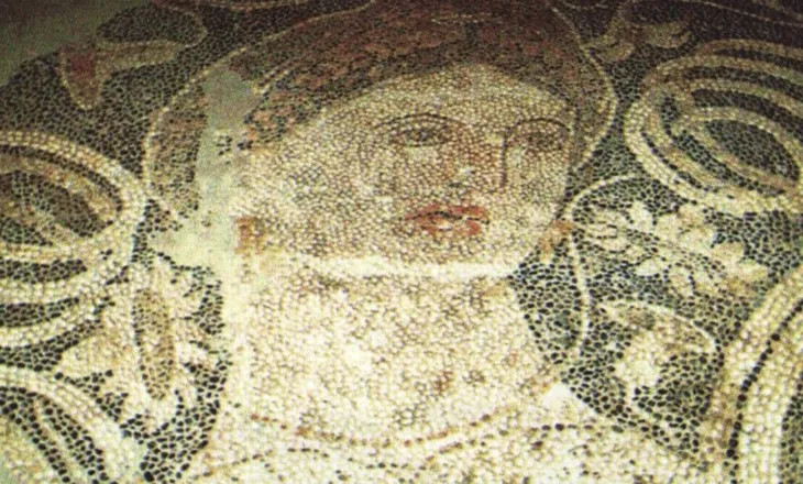 Legjenda e Bukuroshes së Durrësit: Mes mozaikut të lashtë dhe hijeve të natës