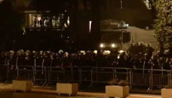 Lëndë piroteknike para Kryeministrisë, protestuesit grumbullohen tek parlamenti