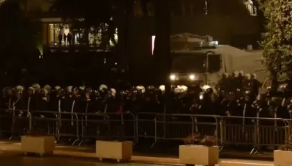 Lëndë piroteknike para Kryeministrisë, protestuesit grumbullohen tek parlamenti