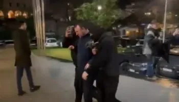 Lëndohet në protestë deputeti i PD-së, Klevis Balliu, ja si paraqitet gjëndja e tij