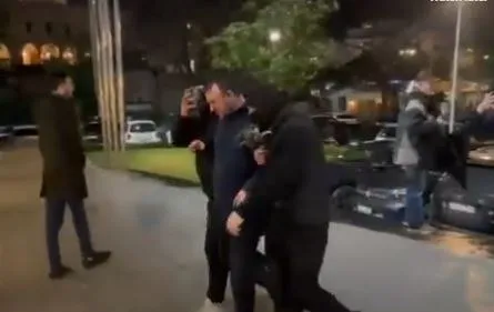 Lëndohet në protestë deputeti i PD-së, Klevis Balliu, ja si paraqitet gjëndja e tij