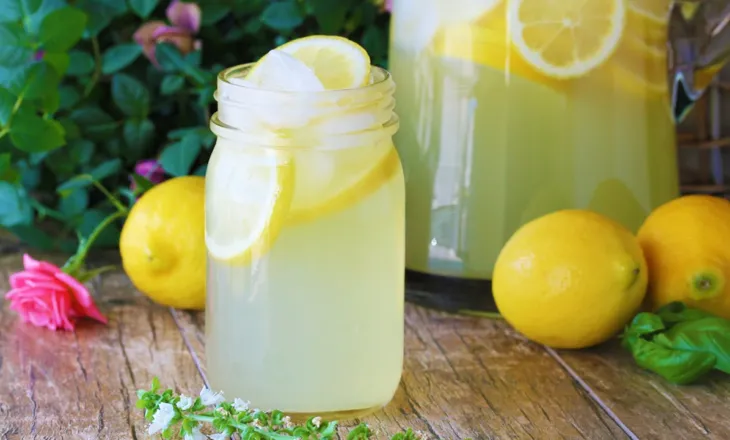 Lëngu i limonit, kur nuk duhet ta teproni me dozën