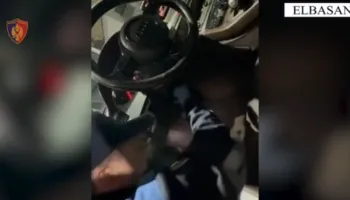 Lëvizte me fenelina policie në makinë për të shmangur kontrollet, arrestohet 32-vjeçari në Peqin, i gjendet armë zjarri