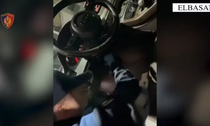 Lëvizte me fenelina policie në makinë për të shmangur kontrollet, arrestohet 32-vjeçari në Peqin, i gjendet armë zjarri