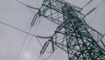 Lezhë/ Moti i keq lë disa fshatra pa energji elektrike