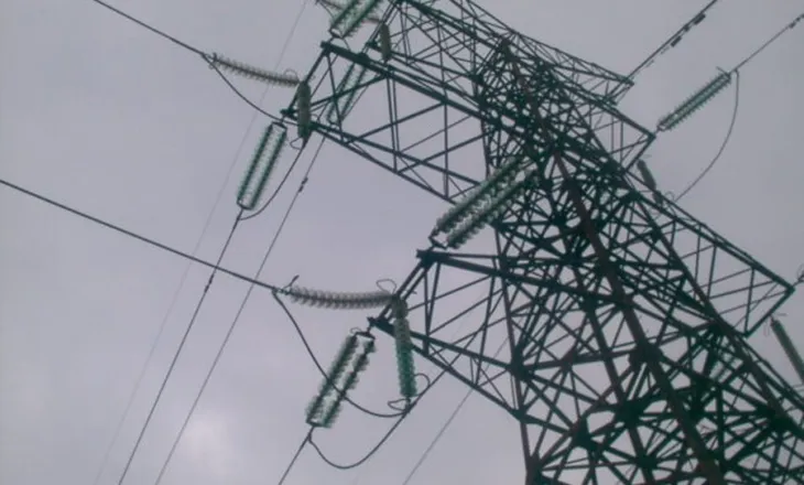 Lezhë/ Moti i keq lë disa fshatra pa energji elektrike