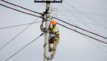 Lezhë/ Ra në kontakt me energjinë elektrike teksa riparonte defektet në një shtyllë, humb jetën elektricisti