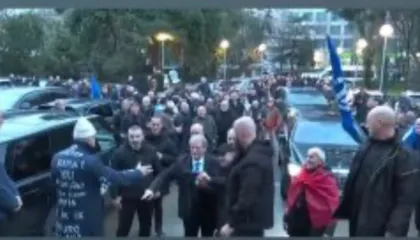 Lideri i opozitës niset nga selia blu drejt Kryeministrisë